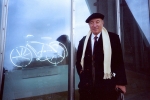 Guarneri davanti alla bicicletta di Rauschenberg, Bilbao 1998, foto di Guido Spezza
